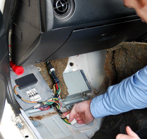 Connecting to the ECU to tachometer wire